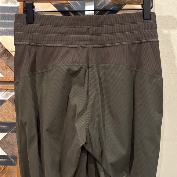 Lululemon Dance Studio Jogger in Dark Olive size 4 - Picture 4 of 9